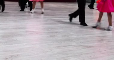 Çocuk dansçıları turnuvadan önce parkede ısınıyor.