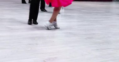 Balo dansı turnuvasından önce parkede ısınan çocuklar dans ediyor.