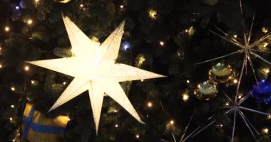 Noel ağacında parlayan bir çelengi olan bir Noel yıldızı. Noel ve Yeni Yıl