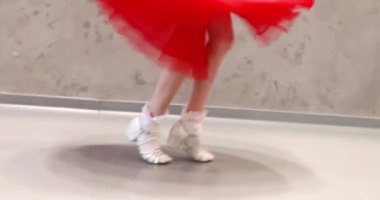 Dans salonunda kırmızı elbiseler içinde dönen kız standardı.