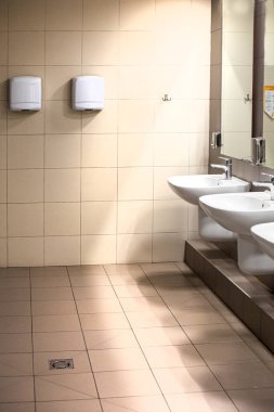 Süpermarkette lavabosu ve tuvaleti olan modern bir yer.