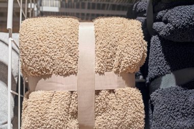 Süpermarketteki raflarda sıcak battaniyeler. Soğuğa ve rahatlığa hazırlık