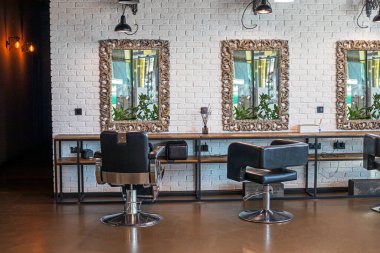 Klasik tarzda şık bir kuaför salonu.