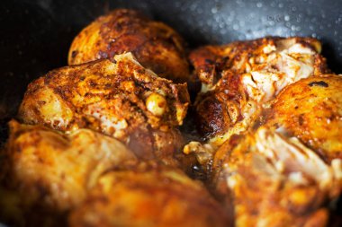 Tencerede baharatla kızartılmış kümes hayvanları. Sağlıklı beslenme