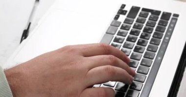 Programcı evden çalışır. Programlama ve ev koşulları.