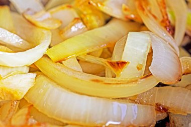 Tencerede yarım soğan halkası kızartıyorum. Vejetaryen beslenme ve sağlık