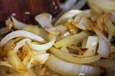 Tencerede yarım soğan halkası kızartıyorum. Vejetaryen beslenme ve sağlık