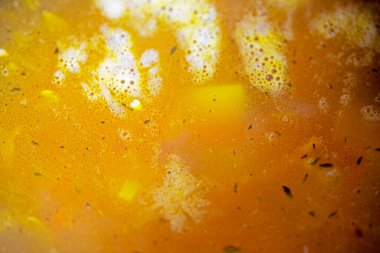 Baharatlı ve zerdeçal soslu sebze çorbası pişir. Sağlıklı yemek.