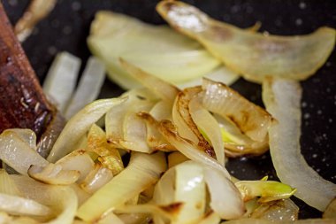 Tencerede yarım soğan halkası kızartıyorum. Vejetaryen beslenme ve sağlık