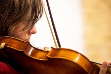 Genç kemancı konserden önce keman çalar. Eğitim, yaratıcılık ve erken kalkınma