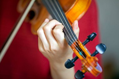 Sol elinle keman çal. Bir müzik aletinin el ve parmaklarının doğru konumu