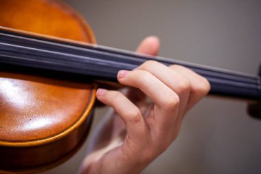 Sol elinle keman çal. Bir müzik aletinin el ve parmaklarının doğru konumu