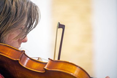 Genç kemancı konserden önce keman çalar. Eğitim, yaratıcılık ve erken kalkınma