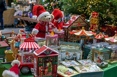 Yeni yıl süslemeleri süpermarkette tezgahta. Noel ve Yeni Yıl