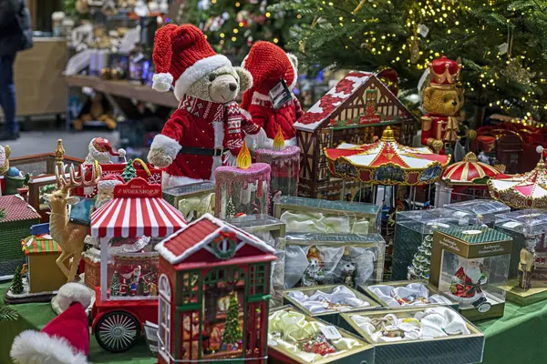 Yeni yıl süslemeleri süpermarkette tezgahta. Noel ve Yeni Yıl