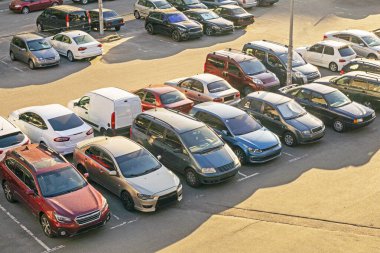 Güneşli bir günde araba park etmek. Güvenlik, güvenilirlik ve park kuralları