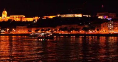 Budapeşte 'de Danube' de buharlı tekneleri olan gece şehri. Avrupa seyahati