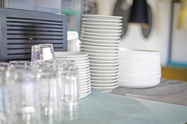 Modern bir restoranın içindeki yemekler.