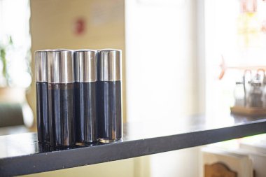 Modern bir restoranın içindeki çeşitli baharatlar.