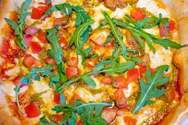 Roka ve duble peynirli vejetaryen pizza. yiyecek