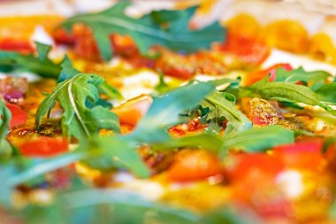 Yeşil roka ve duble peynirli vejetaryen pizza. yiyecek