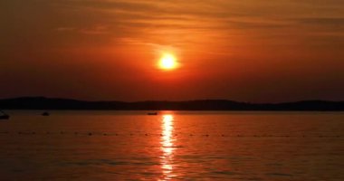 Akşamları sakin bir denizde güzel bir gün batımı. Rahatlama ve meditasyon. Aileyle okul tatili.