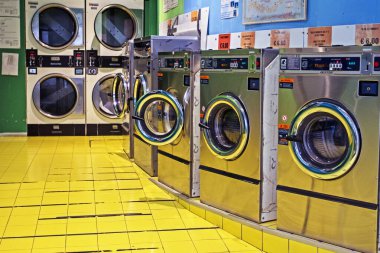 11 Ekim 2024 'te Venedik' te çamaşır makineleri ve kurutma makineleriyle çamaşır yıkama