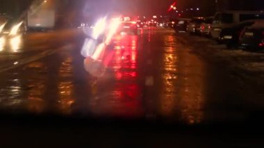 Trafik sıkışıklığında kar yağan yağmur. Yol güvenliği. Görüş mesafesi düşük