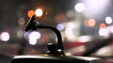 Şoför ve seyir subayı gece sağanak yağışlı bir havada araba kullanıyor. Yolda görüş mesafesi ve tehlike zayıf. Kaygan yol.