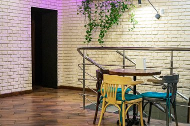 Bir kafede canlı bitkilerle süslü bir iç mekan. Eko tasarım ve çatı katı tasarımı