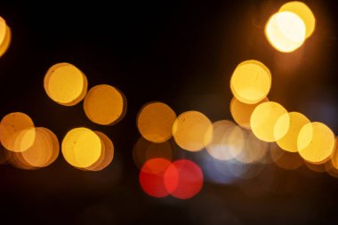 Aydınlatılmış bir otoyolda gece çok renkli ışıkların ve fenerlerin soyut arkaplanı