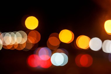 Gece karayolunda çok renkli ışıkların ve fenerlerin soyut arkaplanı