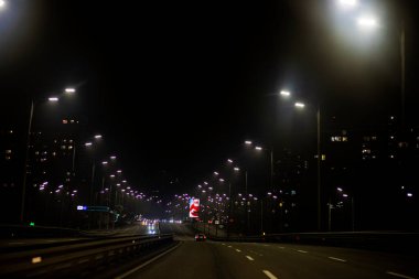 Ukrayna 'daki savaş sırasında Kyiv' de arabalı fenerlerle aydınlatılmış akşam karayolu.