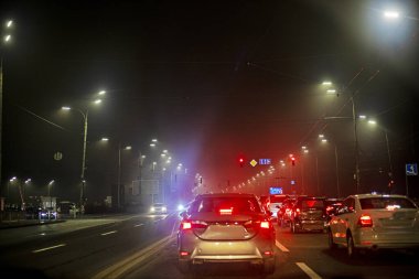 Gece karayolu savaş sırasında Kyiv 'de arabalarla fenerlerle aydınlatıldı.