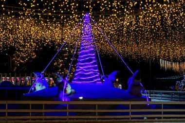 Noel ve Yeni Yıl 'da şehrin çelenklerle süslenmesi