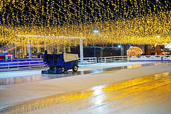 Artistik patinaj pistindeki özel makine paten yaptıktan sonra buzu parlatıyor.