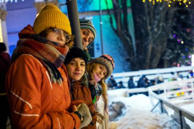 Noel sahasında mutlu aile akşamları. Noel ve yeni yıl. Okul tatili.
