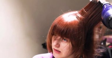 Kuaför, kuaför salonundaki şık saç modelinden sonra ergenler için şık bir saç stili.