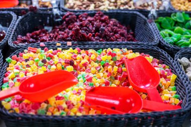 Süpermarketteki bir kabın içinde kurutulmuş tropikal meyve parçaları. Sağlıklı tatlılar ve beslenme