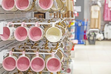 Süpermarketteki tezgahın üzerinde çay ve kahve için şık hafif bardaklar. Uzun vadeli rahatlık