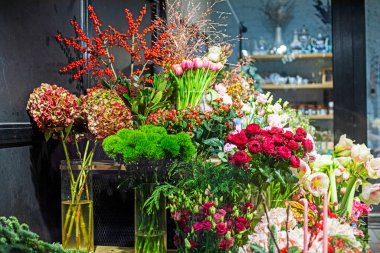 Çiçekçide bir buket taze çiçek. Düğün ve parti hazırlığı