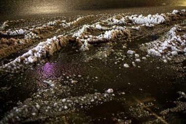 Gece karlı yol temizlendi ve fenerlerle aydınlatıldı.