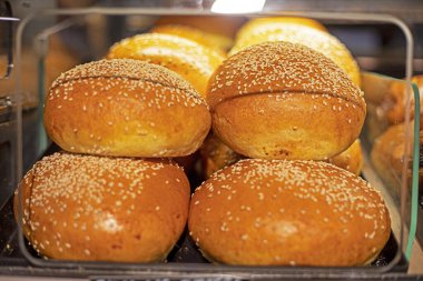 Pastanenin tezgahında nefis çörekler var. Sağlıklı beslenme