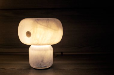 Karanlık bir arka planda etkileşimli akıllı ampul lambası. Elektrik ekonomisi