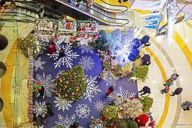 Üst merdiven manzaralı bir alışveriş merkezinde şık bir iç mekan.