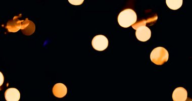 Karanlık bir arkaplanda parlak çelenklerin soyut arkaplanı. Ukrayna 'da elektrik kesintisi