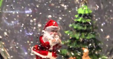  Sim topunda noel ağacı olan Noel Baba. Noel ve Yeni Yıl
