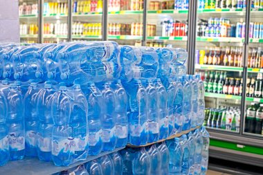 Süpermarketteki şişelerde saf içme suyu. Sağlık hizmetleri
