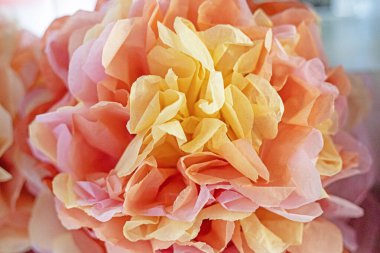 İnce kağıttan yapılmış bir çiçeğin güzel pembe arkaplanı