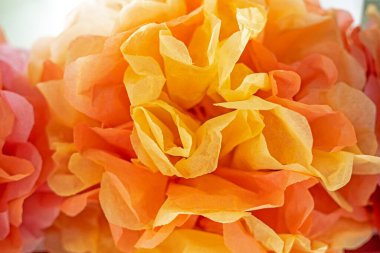 İnce kağıttan yapılmış bir çiçeğin güzel pembe arkaplanı